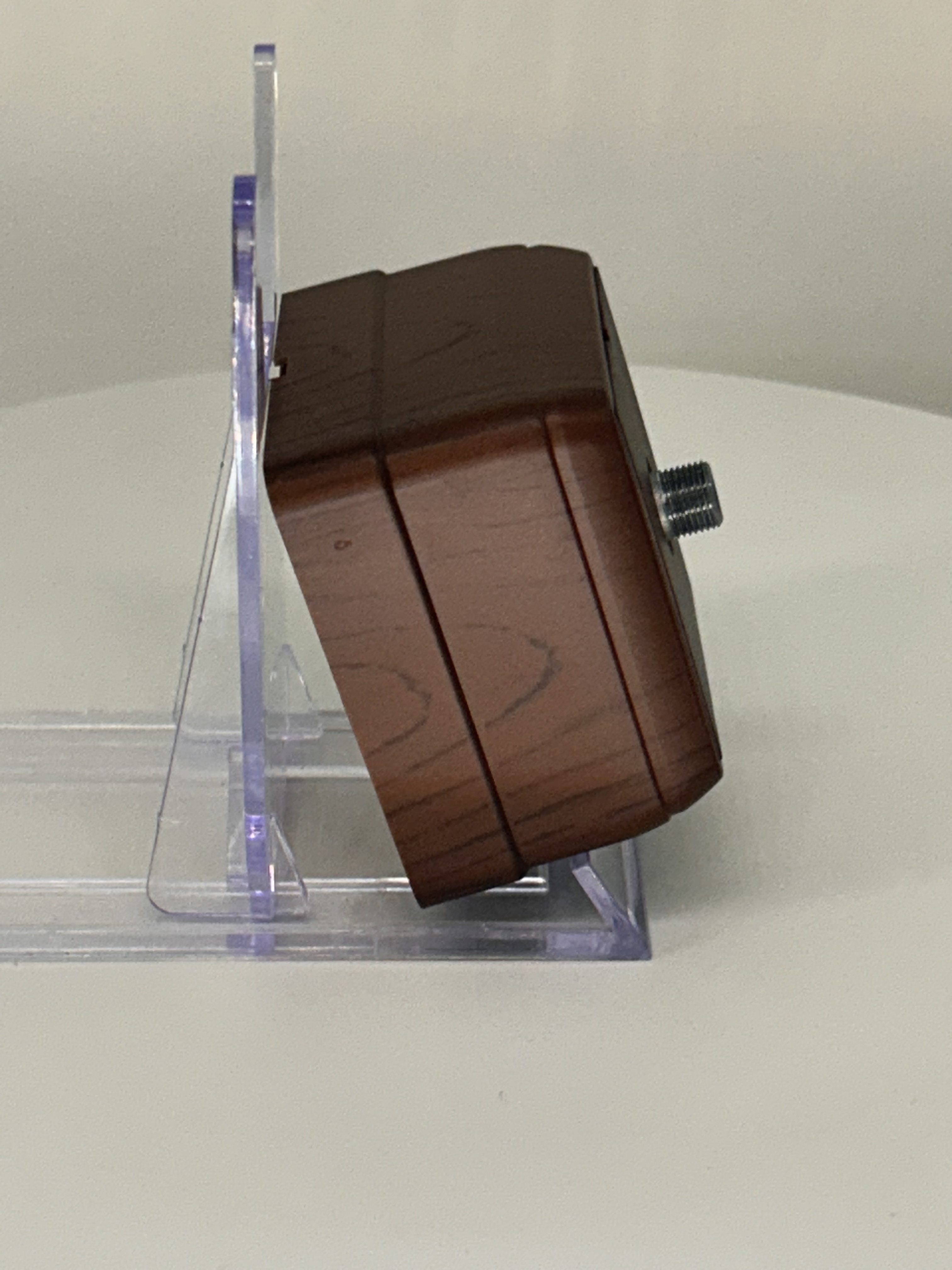 SAT Antennendose Aufputz 4 dB Durchgang Walnuss Holzoptik, IP20 - BRON Serie SAT Antennendose Aufputz 4 dB Durchgang Walnuss Holzoptik, IP20 - BRON Serie